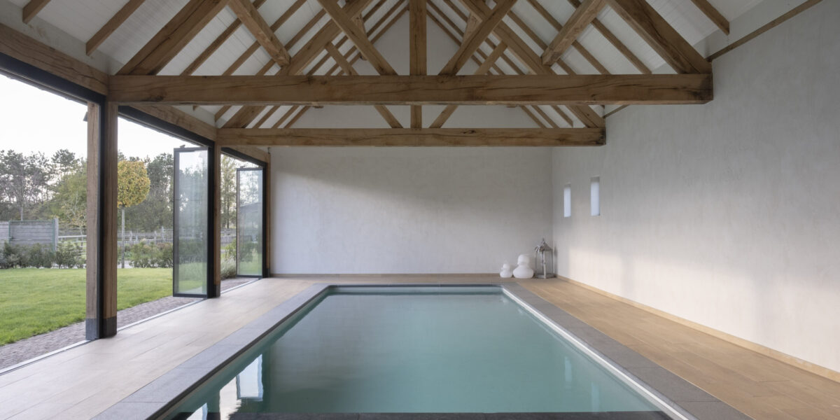paroi coulissante flexible à double vitrage dans un pool house - avec panneaux ouverts