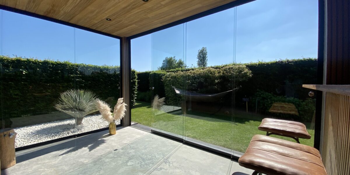 Paroi coulissante en verre dans un espace extérieur - avec panneaux fermés
