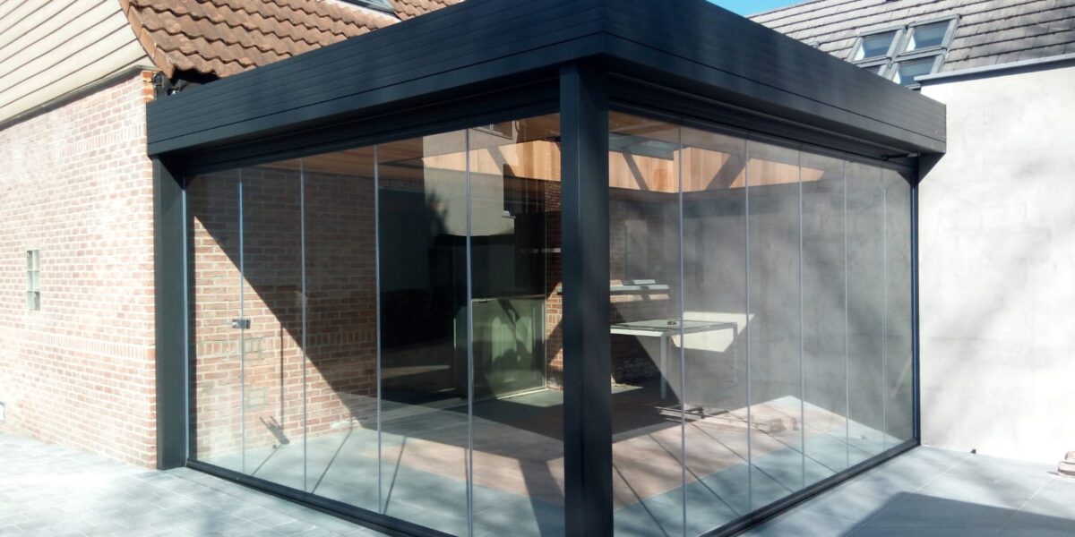 paroi coulissante flexible dans une couverture de terrasse en aluminium